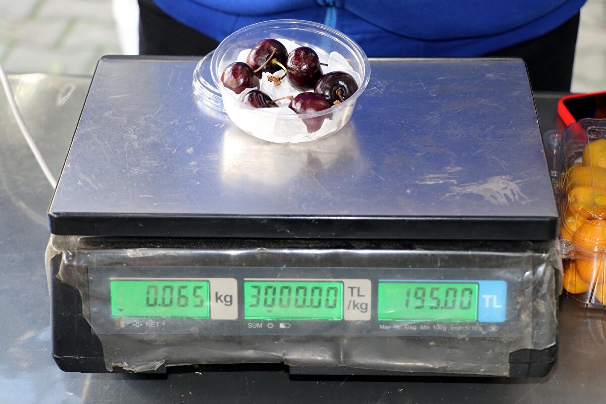 Özellikle hamile kadınlar ile yaşlıların tercih ettiği mevsim dışı meyvelerin kilogram fiyatı, 3 bin ile 3 bin 200 TL arasında değişiyor. Yurt dışındaki seralarda yetiştirilen erik, kiraz, kayısı, karpuz ve şeftali gibi yaz meyveleri, genellikle hamile kadınlar tarafından alınıyor. Erik ve kirazın bu dönemdeki fiyatı ise çeyrek altın ile yarışıyor.<br>