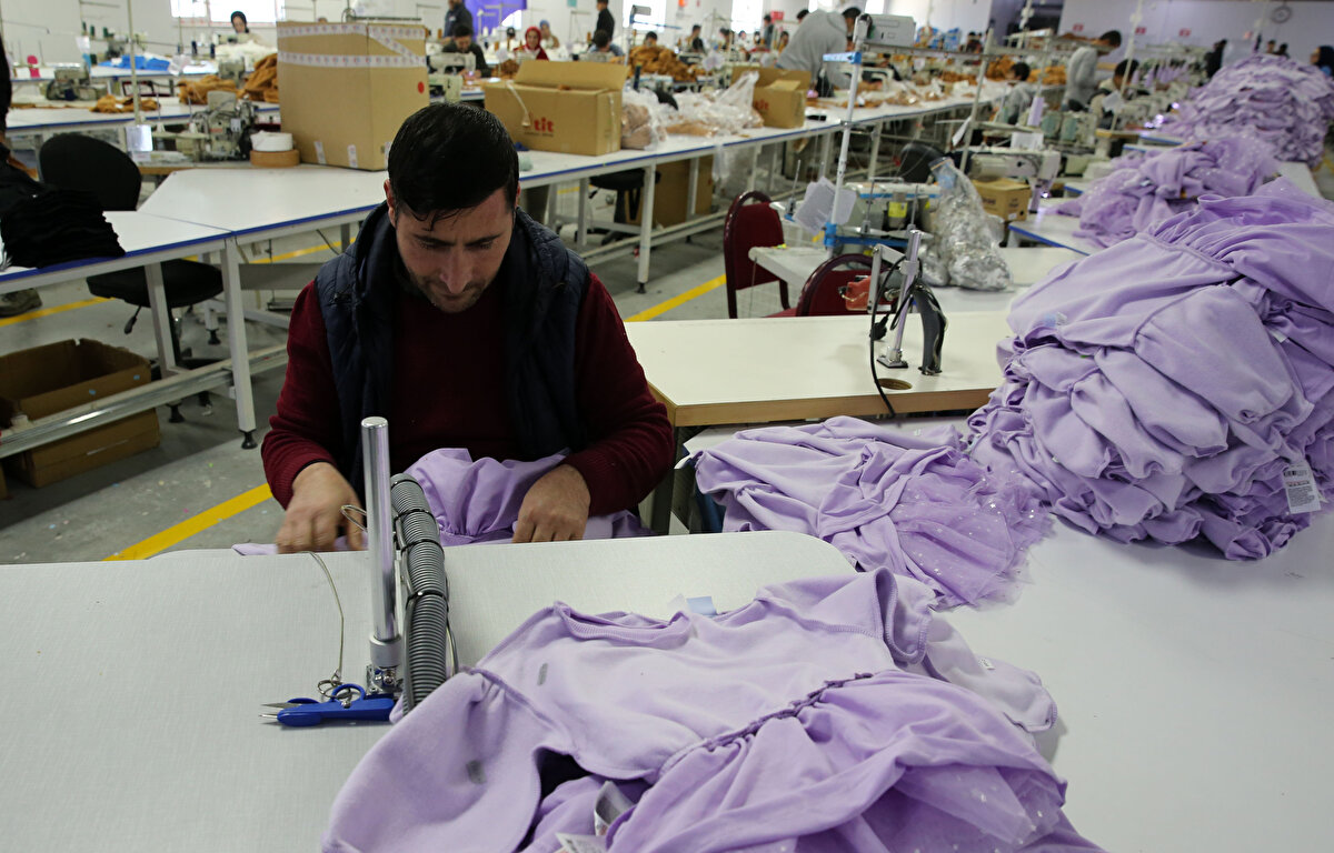 İşçilerden Mikail Acar da "İnsanın memleketi gibi yok. Batıda da çalıştım. Her açıdan burada çalışmak daha güzel. Mesai saatlerimiz belli. İnsanın kendi memleketinde çalışması güzel bir duygu. 3 yıldır buradayım ve hiçbir sıkıntımız yok. Burada asgari ücretle geçinebiliyoruz ama orada yetmiyordu." şeklinde konuştu.