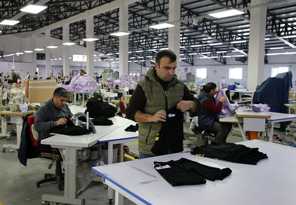 Memleketinde çalışmanın güzel bir duygu olduğunu ifade eden Demirkıran, "Memleketime gelmek ve halkıma hizmet etmek hayalimdi. Önceden gençler işsizlikten dolayı çalışmak için farklı illere göç ediyordu. Şimdi kendi memleketlerinde çalışma imkanı buluyorlar. Servis, sabah kapılarından alıyor, akşam da evlerine bırakıyor. Bu memleketimiz için çok önemlidir. Burada mutluyuz." diye konuştu.