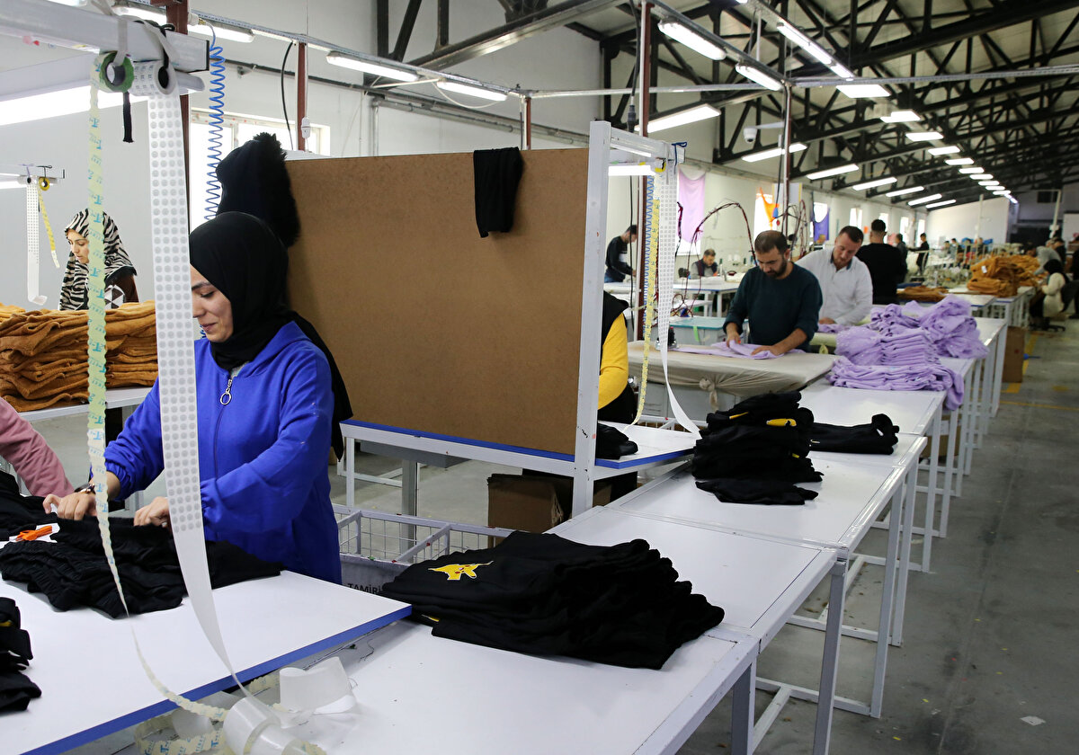 Devletin sağladığı desteklerle Bitlis Organize Sanayi Bölgesi'nde fabrika kuran Demirkıran, 170 genci istihdam ederek memleketlerinde para kazanmalarını sağladı.<br>