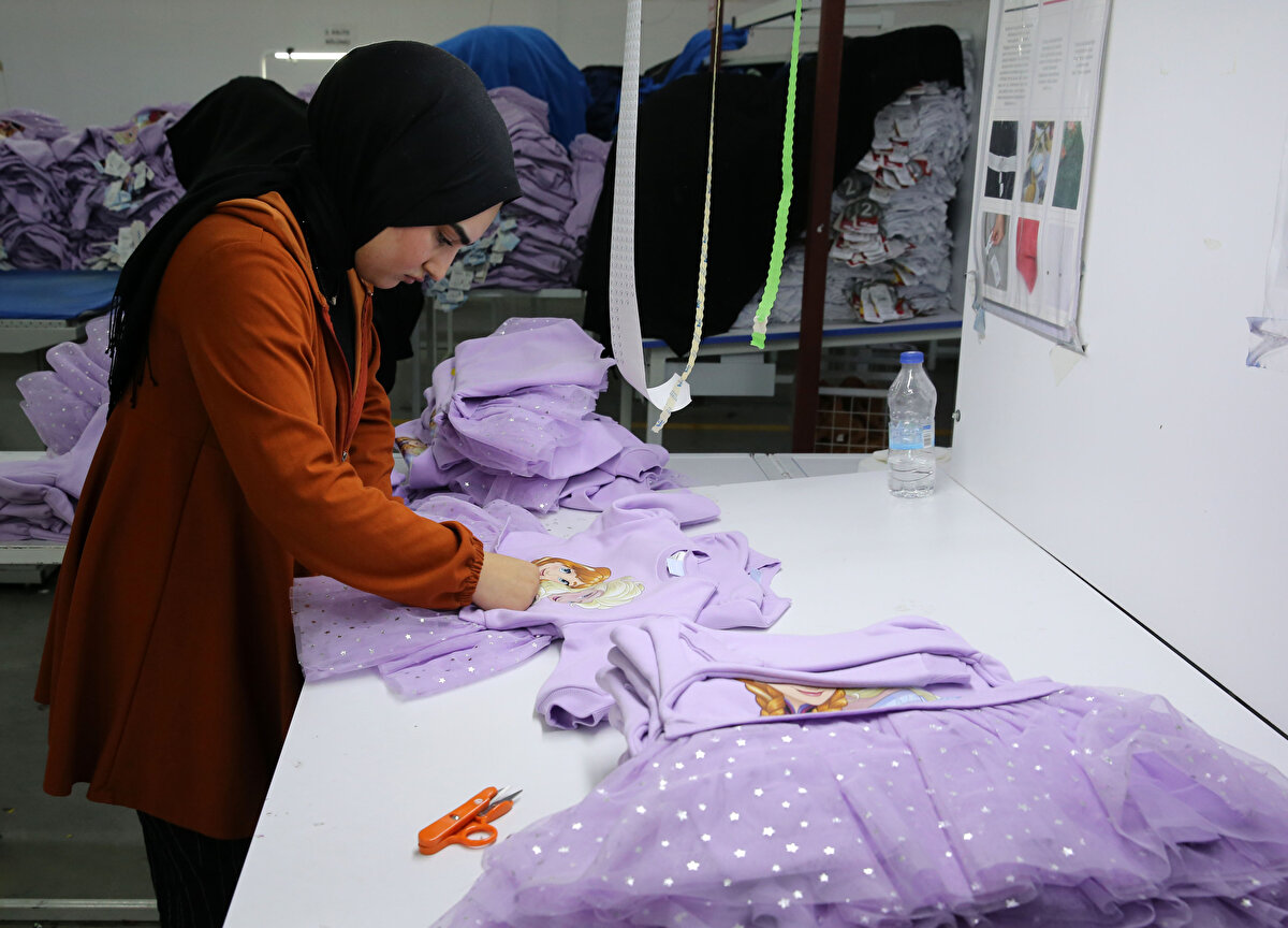 Fabrikada günlük üretilen yaklaşık 6 bin 500 parça kıyafeti, yurt içi pazarın yanı sıra birçok ülkeye gönderen Demirkıran, aldığı destekler sayesinde kurduğu fabrikayla memleketine hizmet etme hayalini de gerçekleştirmenin mutluluğunu yaşadığını söyledi.<br>