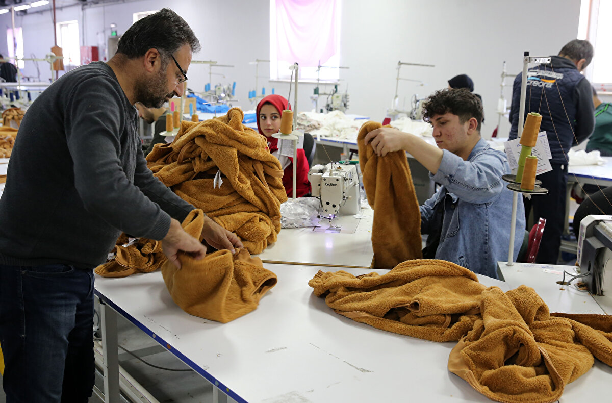 Memleketinde çalışmanın birçok avantajının olduğunu söyleyen Arıtürk, "Bu sektör yöredeki gençler için bir velinimet. Burada olmaktan çok memnunum. Uzun zamandır tekstil sektöründe çalışıyorum. Ütü paket ustalığı yapıyorum. Yaklaşık 3 yıldır buradayım. Memleketimde çalıştığım için mutluyum." dedi.<br>