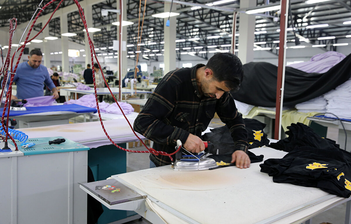 İstanbul'da yıllarca çalışmasına rağmen Bitlis'i unutamadığını anlatan Demirkıran, şunları kaydetti:<br><br>"Fabrikada günlük 6 bin-6 bin 500 parça ürün üretiyoruz. Fransa, İngiltere gibi birçok ülkeye, iç piyasaya ve anlaşmalı olduğumuz firmalara üretim yapıyoruz. Fabrikamızda 170 kişi çalışıyoruz. İyi ki memleketimize gelmişiz. Burada teşviklerden yararlanıyoruz. Desteğinden dolayı devletimize teşekkür ediyoruz."