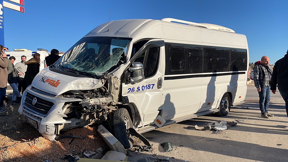 Sağlık ekiplerince kentteki hastanelere kaldırılan yaralıların hayati tehlikesinin bulunmadığı öğrenildi.<br>