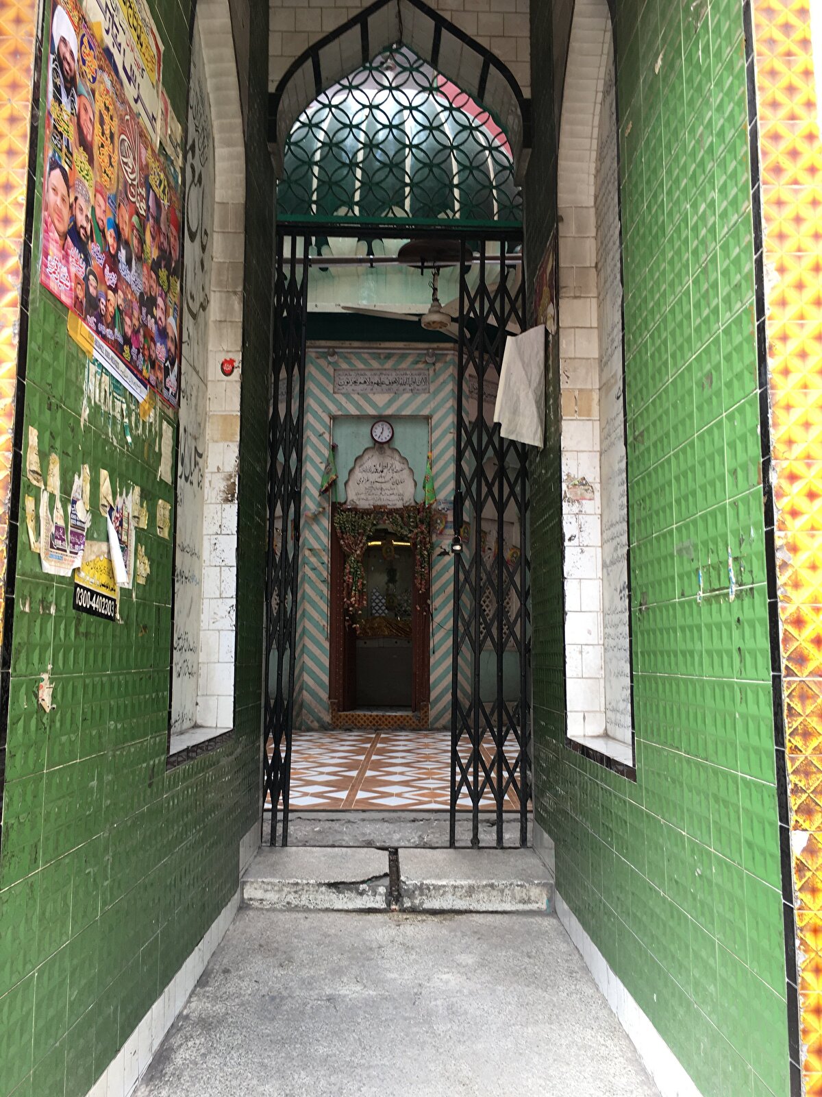 Melik Ayaz'ın kabri, LahorPakistan'da bulunmaktadır.​​ 