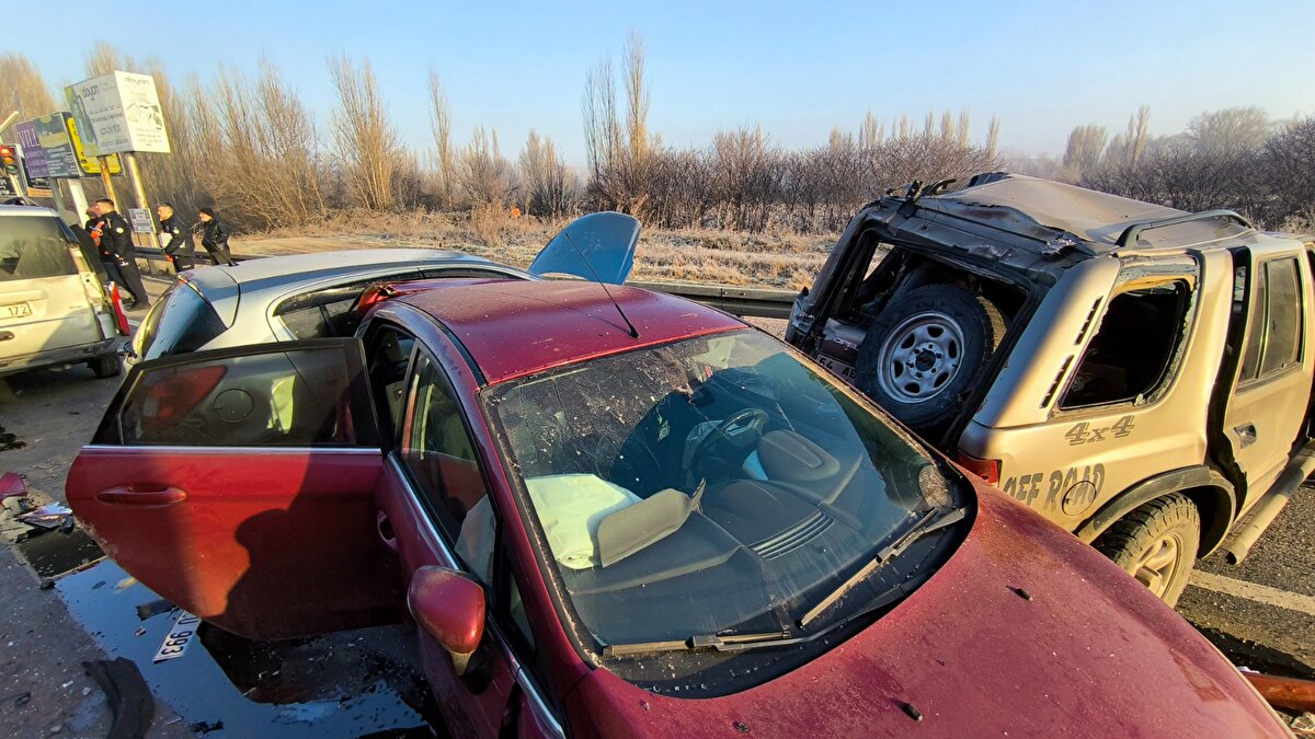 Kütahya-Tavşanlı kara yolunun 5. kilometresindeki kavşakta, buzlanma nedeniyle kayganlaşan yolda bir tır ve 5 otomobil çarpıştı.<br>