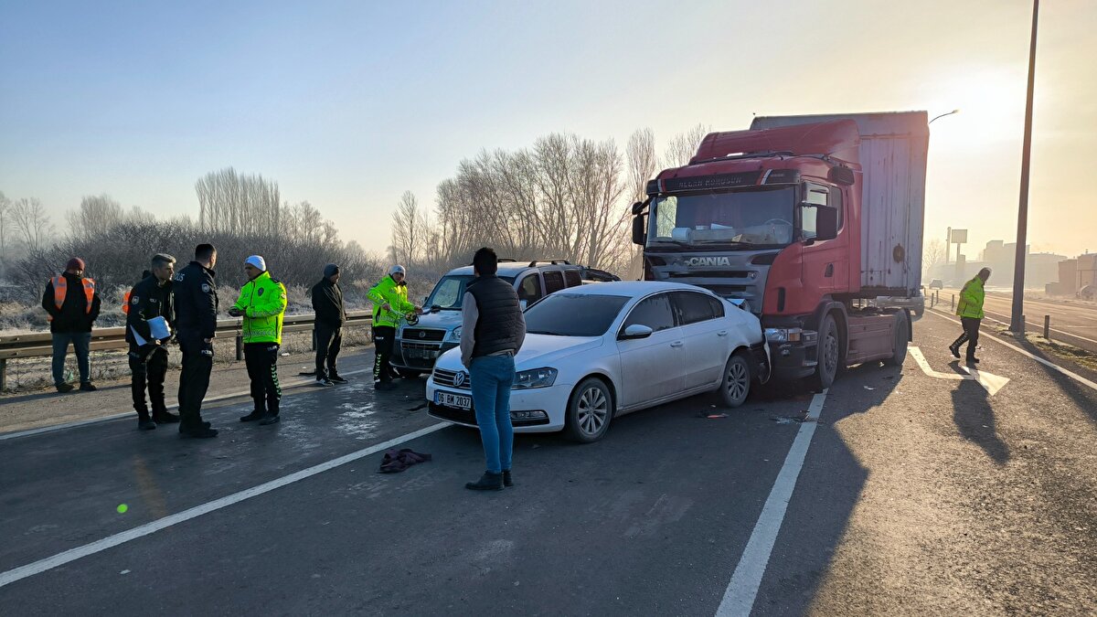 Kazanın 112 Acil Çağrı Merkezi'ne bildirilmesi üzerine olay yerine sağlık, itfaiye ve polis ekipleri sevk edildi.<br>