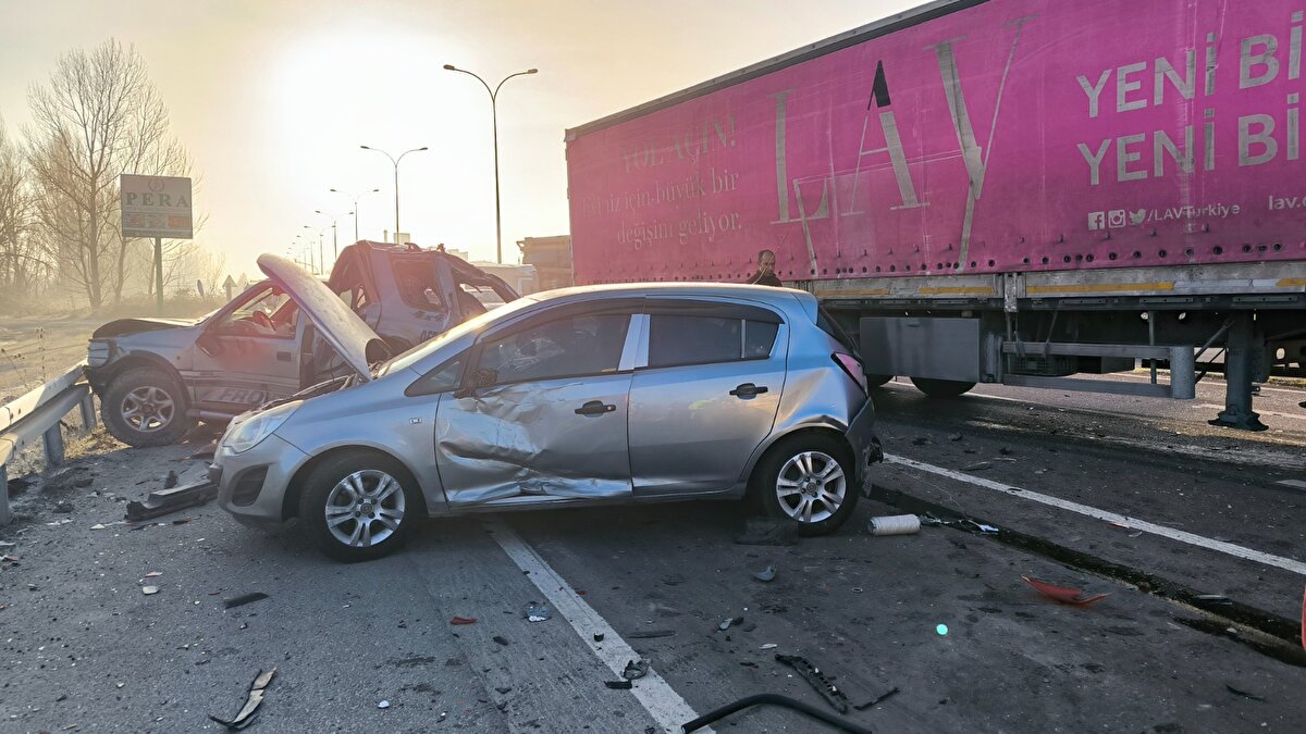 Yaralanan 4 kişi, Kütahya Sağlık Bilimleri Üniversitesi Evliya Çelebi Eğitim ve Araştırma Hastanesi'ne kaldırıldı.<br>