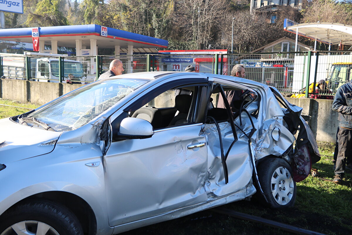 Trenin altında kalan otomobil, 30 metre sürüklendi. Kazada Mehmet K. ile yanındaki eşi Melek K. (37) ve oğlu Y.B.K. (3) yaralandı. Çevredekilerin ihbarıyla olay yerine polis, itfaiye ve sağlık ekipleri sevk edildi.<br>