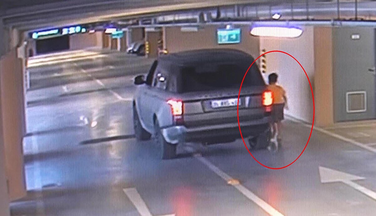 İNDİRİM UYGULANDI<br><br>Hakim, Akça'ya 'bilinçli taksirle ölüme neden olma' suçundan önce 4 yıl hapis cezası verdi. Daha sonra Eymen'in halası olan Akça'nın kişisel ve ailevi durumu bakımından mağdur olduğu anlaşıldığına hükmedip, bu cezasında yarı oranda indirim yaptı, 2 yıla indirdi. Sanık Akça'nın suç sonrası tutum ve davranışlarını 'takdiri indirim' sebebi olduğuna karar veren hakim, cezayı 1 yıl 8 ay hapse çevirdi. Hakim, sanığın geçmişi, sabıka durumu, suç işleme hususundaki eğilimi dikkate alındığında cezasının ertelenmesi halinde ileride suç işlemekten çekineceği yönünde olumlu kanaat oluşmadığından verilen cezanın ertelenmesine ve para cezasına çevrilmesine yer olmadığına da hükmetti. Akça'nın 1 yıl 8 ay boyunca sürücü belgesinin geri alınmasına da karar verildi.