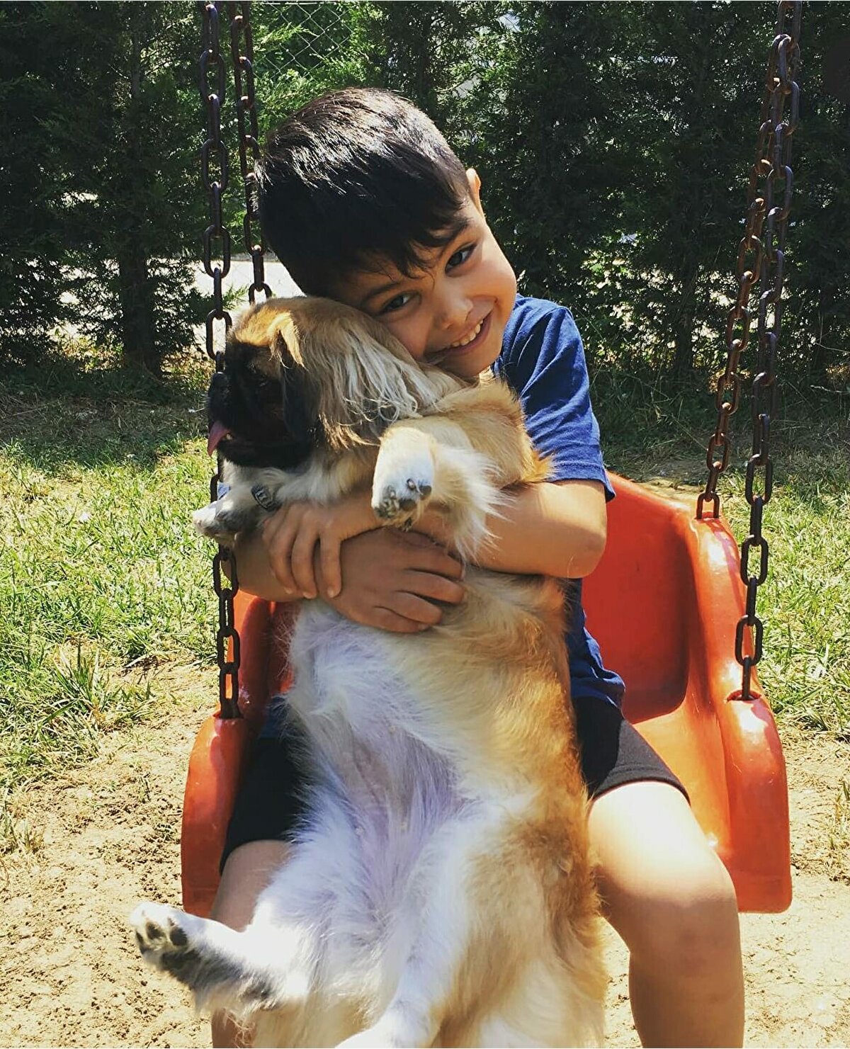 <br>'ASLİ' KUSURLU OLDUĞU VURGULANDI<br><br>Akça'nın araç kullandığı sırada usul ve kaidelere riayet etmede gerekli dikkat ve özeni göstermediği, alınan raporlar ve keşif raporları neticesinde 'asli' derecede kusurlu bulunduğuna vurgu yapıldı. Eymen'in sağ ön kapıyı açmasının sanık tarafından görülmesine rağmen kapıyı kapatarak yola devam etmesi ve yine sağ dikiz aynasından kapı koluna tutunarak bir müddet koşan yeğenini görmesine rağmen araçla ilerlediği kararda yer aldı. Meydana gelen olayda Akça'nın her ne kadar çocuğun ölümünü istemese de gerekli dikkat ve özeni göstermeyerek 'bilinçli taksirle ölüme neden olma' suçunu işlediğine kanaat getirildiği belirtildi. Sanığın, Eymen'in halası olması, olay sonrası kişisel ve ailevi durumu bakımından mağdur olduğu gerekçesiyle de cezasında indirim yapıldığı kararda yer aldı.