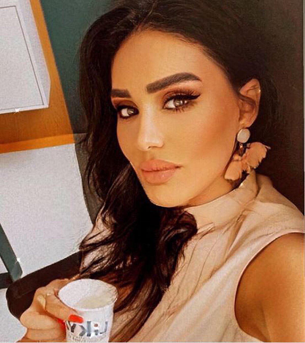 'DİKİZ AYNASINDAN RAHATLIKLA GÖRÜLEBİLİRDİ'<br><br>Mahkeme gerekçeli kararını da açıkladı. Kararda Akça'nın otopark içi yolda durakladığı, bu sırada aracın sağ ön yolcu koltuğundaki yeğeni Kutsal Hazar Eymen Kara'nın araçtan indiği belirtildi. Daha sonra Akça'nın, Eymen indikten sonra aracın ön kapısını kapatıp, harekete geçtiği, aracın sağ tarafındaki kapı koluna tutunur şekilde olay tarihinde 8 yaşında olan Kutsal'ın, araca yakın olacak şekilde koşar vaziyette sürücünün gitmemesi için bir müddet koştuğuna vurgu yapıldı. Eymen'in sağ dikiz aynasından şoför tarafından rahatlıkla görülebileceği, sağ ayna hizasından koştuğunun sabit olduğunun altı çizildi. Olayın devamında Eymen'in yolda bulunan ve araçların hız kesici tümseği olarak kullanılan yoldaki çıkıntıya takılarak dengesini kaybettiği ve aracın altında kaldığı kararda yer aldı.<br>