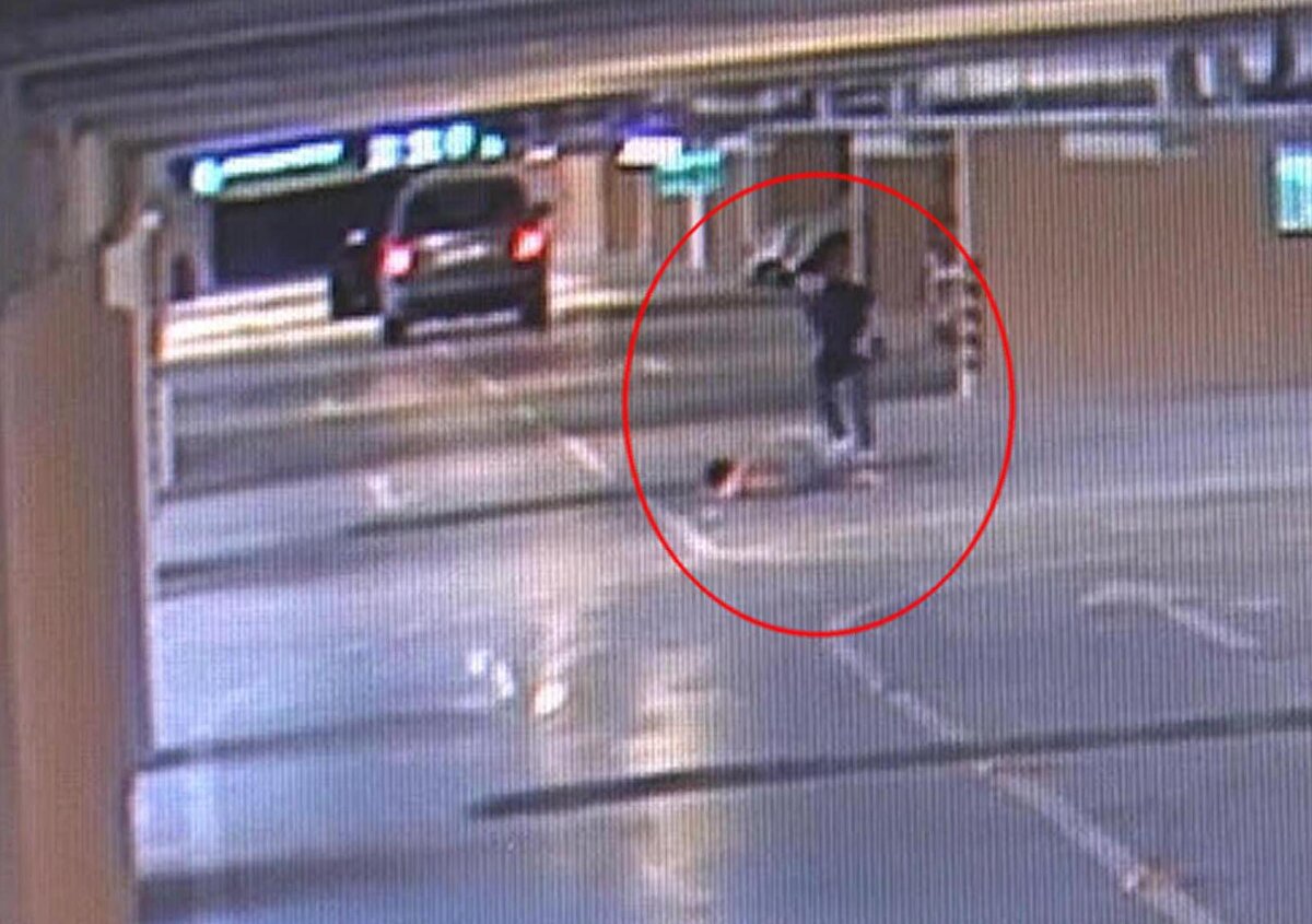 Kaza, 1 Ağustos 2021'de Çınarlı Mahallesi Ozan Abay Caddesi'ndeki bir alışveriş merkezinin de içinde bulunduğu rezidansın otoparkında meydana geldi. Kutsal Hazar Eymen Kara, halası Zerrin Akça'dan kendisine köpek almasını istedi. Bunun üzerine Akça, yeğeniyle rezidanstaki evine para almaya geldi.<br><br>İddiaya göre; rezidansın otoparkında Kutsal Hazar Eymen Kara, halası Zerrin Akça'nın kullandığı cipten indi. Bir süre sonra Akça, cipi hareket ettirdi. Küçük Eymen, bir süre yanında koştuğu aracın altında kalıp, yaşamını yitirdi. O anlar, otoparkın güvenlik kameralarına yansıdı. Gözaltına alınan Zerrin Akça ise ifadesinin ardından serbest bırakıldı. Soruşturmanın ardından Zerrin Akça hakkında 'taksirle ölüme neden olma' suçundan 2 yıldan 6 yıla kadar hapis cezası istemiyle İzmir 14'üncü Asliye Ceza Mahkemesi'nde dava açıldı. Davanın kasım ayında görülen duruşmasında, karar çıktı.