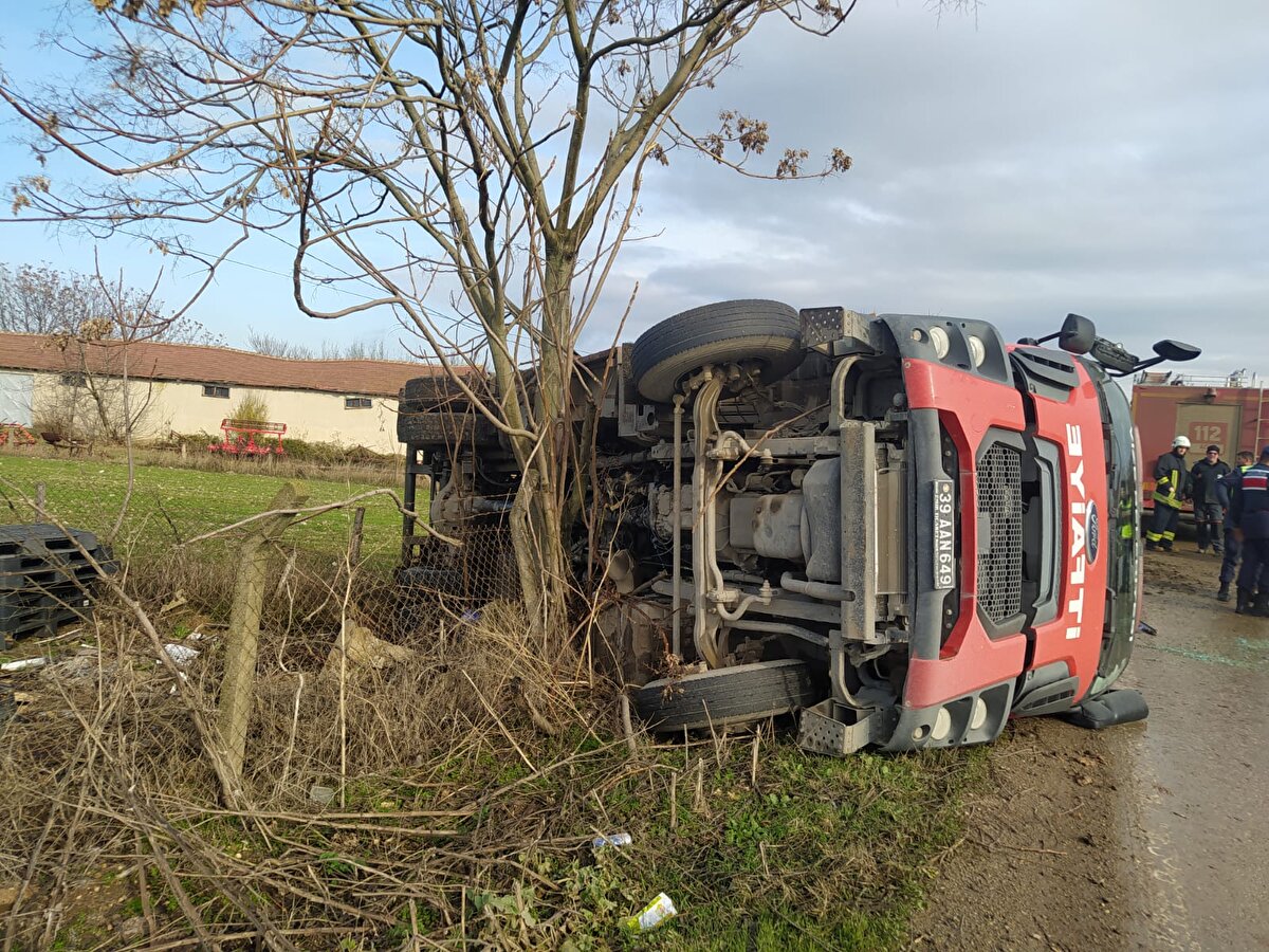 Alınan bilgiye göre, 112 Acil Çağrı Merkezine yapılan kaza ihbarını değerlendirmek üzere harekete geçtiği öğrenilen Vize İtfaiye Müdürlüğü aracı, Akıncılar köyü yakınlarında devrildi. Kazada, 3 itfaiye eri yaralandı.