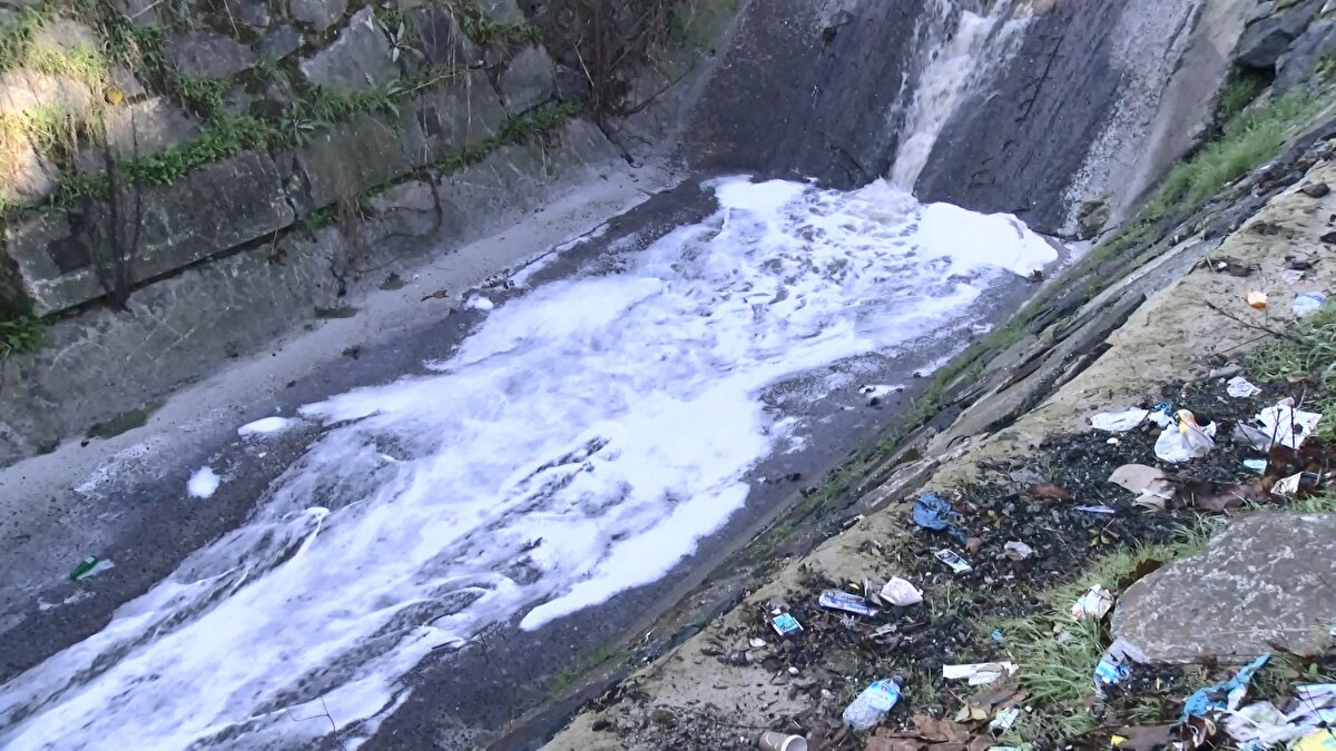 <br>"HER ŞEYDEN ÖNEMLİSİ SAĞLIKTIR"<br>Ortaya çıkan görüntüden duyduğu rahatsızlığı ifade eden çevre sakini Haydar Kantar, "Buradan pislik akacak, sen bunun üstünü kapatmayacaksın, kapatın. Her şeyden önemlisi sağlıktır. Kanalizasyonların 4'te 3'ü buraya akıyor zaten. Gelen pislikler de buradan geçiyor. Pis kokudan geçilmiyor. Yazın burada pis kokudan duramazsın, kışın zaten hiç duramıyorsun" şeklinde konuştu.