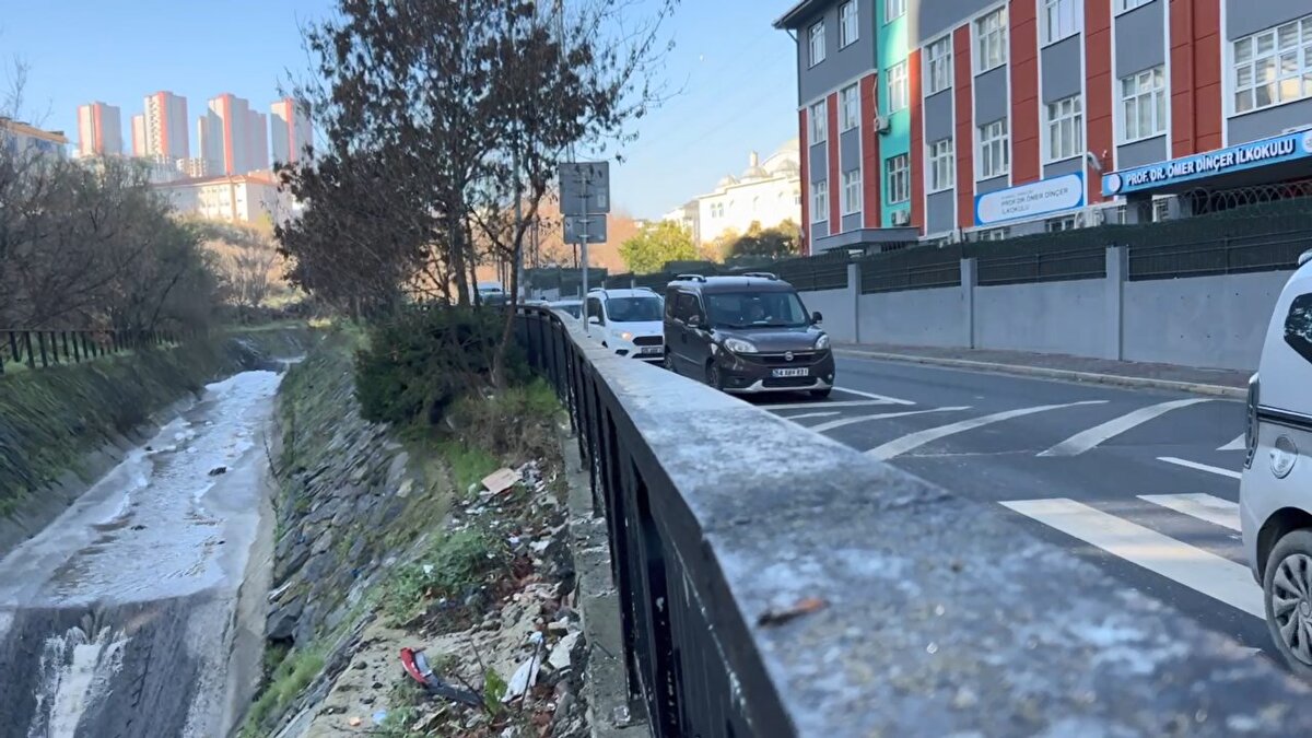 "BÜYÜK İHTİMAL KİMYASAL ATIKLARDAN KAYNAKLANIYOR"<br>Uzun yıllardır Esenyurt'ta yaşadığını dile getiren Osman Kaplaner, "Sürekli bu Kıraç'taki dereden kaynaklanan koku, özellikle yaz aylarında oluyor. Dere üzerinde oturduğumuz için sürekli bu kokudan rahatsız oluyoruz. Bazen geceleri kimyasal atık, mazot gibi atıklar gönderdikleri için sürekli bu koku evdeki giderlerden hissediliyor. Bazen de dereden köpük geliyor, hatta köpük yollara taşıyor. Bununla ilgili belediyenin bir çalışma yapıp, bunları düzenlemesi gerekiyor. Köpükler büyük ihtimal fabrikalardan gönderilen kimyasal atıklardan kaynaklı bir etkileşim oluşuyor. Derenin kat kat oluşundan dolayı köpürme meydana geliyor. Ya da yukarda herhangi bir oto yıkama gibi bir durum söz konusu olabilir. Ama büyük bir ihtimalle kimyasal atıklardan kaynaklanıyor. Sadece dereden değil buradaki rögarlardan da geliyor köpük, genellikle akşam saatleri salınıyor ve yolların kenarlarında köpükler çıkıyor" dedi.<br>