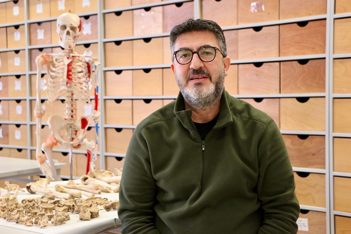 <br>Höyükte yaklaşık 1100 yıllık kesintisiz bir yerleşimin olduğunu anlatan Türkcan, şöyle konuştu:<br><br>"16 tabaka boyunca yerleşim olmuş. Dünyada eşine az rastlanır bir bölge. Kültürün çok ağır ilerleyerek terkedildiği bir yerleşim. Çalışmalarımız özellikle 'kuzey korugan' adını verdiğimiz teşhir alanının yanındaki uzun sokakta bulduğumuz mahallede sürüyor. Yerleşmenin yamacına doğru yeni bir alan açtık. O alanı açarken, ikinci mahalleyi bulduk. Yeni alanda büyük bir bina tespit ettik. Yaklaşık 80 metrekarelik, 5 mekanlı binada çalışmaları yoğunlaştırdık. Geçen yıl buradaki bir evde bir akbaba pençesi ile kapatılmış bir mezara rastladık. 7 bireyin bulunduğu mezarda kazının antropoloji uzmanları detaylı incelemeler yaptı. Bir genç bireyin kafatasındaki delgi işlemi dikkatimizi çekti. Çatalhöyük'te ilk kez net olarak trepanasyon örneğini gördük."<br>Türkcan, bulguya ilişkin akademik çalışmanın yakın zamanda kamuoyuyla paylaşılacağını bildirdi.<br>