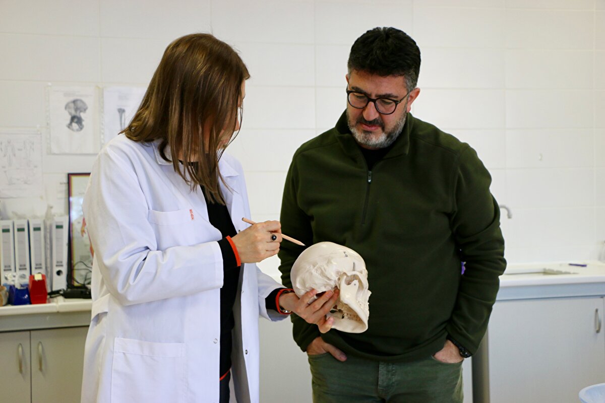 Geçen yıl bir evin tabanında yapılan kazıda bulunan insan iskeletleri üzerinde Anadolu Üniversitesi'nden Prof. Dr. Handan Üstündağ, Trakya Üniversitesi'nden Prof. Dr. Başak Boz, Mehmet Akif Ersoy Üniversitesi'nden Prof. Dr. Arzu Demirel ile yüksek lisans öğrencisi arkeolog Donald Kale tarafından yürütülen çalışmalarda genç bir erkek bireye ait kafatası kemikleri üzerinde, 2,5 santimetre çapında bir deliğe rastlandı.<br>