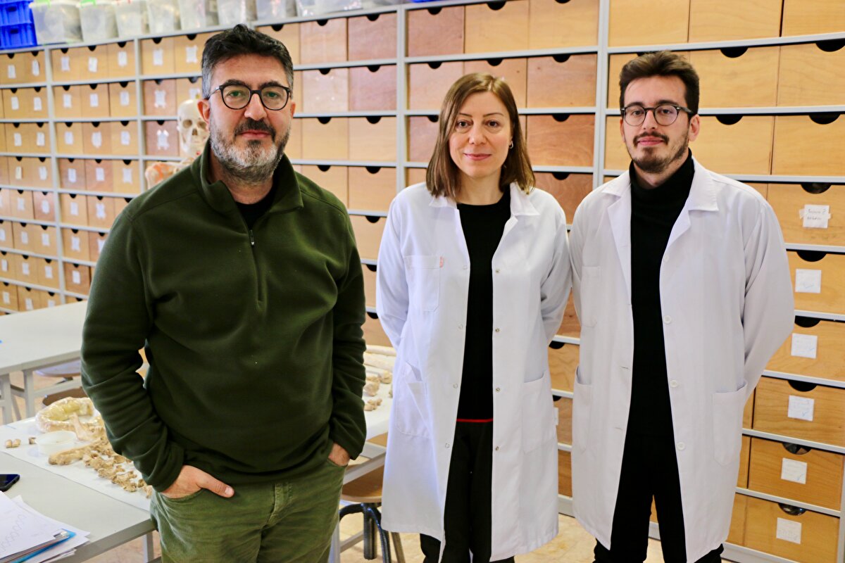 İskelet kalıntılarını inceleyen ekip, deliğin kafatası delgi işlemine ait olduğunu tespit etti.<br><br>Çatalhöyük Kazı Heyeti Başkanı ve Anadolu Üniversitesi Öğretim Üyesi Doç. Dr. Ali Umut Türkcan, 2020'den beri başkanlığında kazı çalışmaları yapılan Çatalhöyük'ün bilinen en büyük Neolitik Çağ yerleşkelerinden olduğunu söyledi.<br>