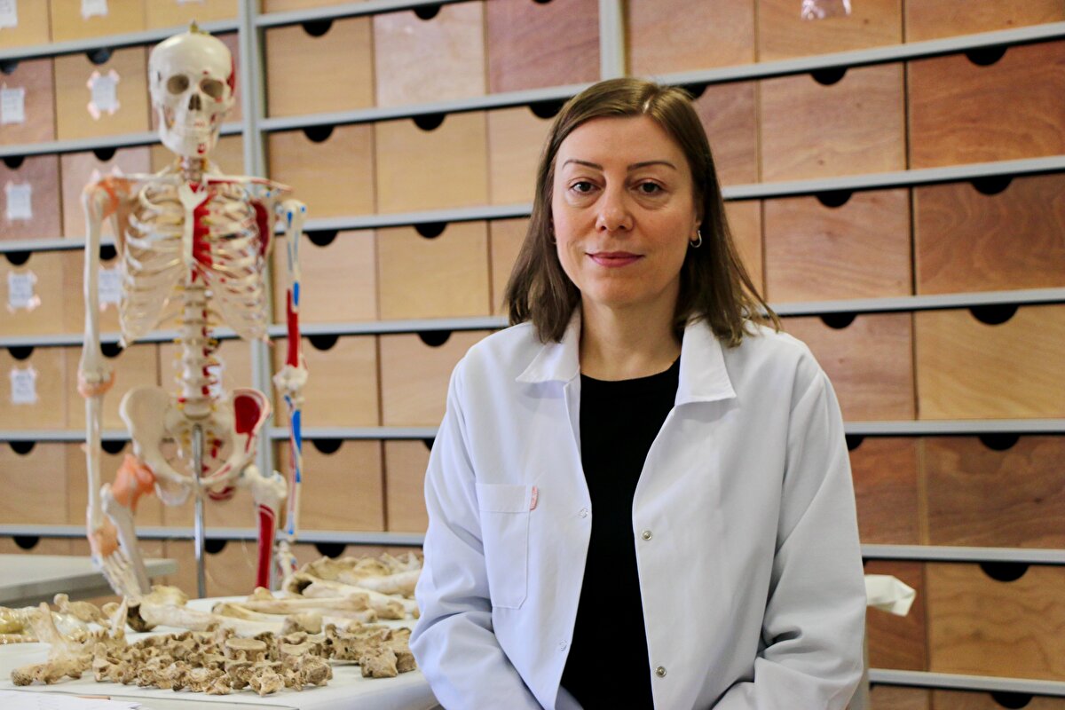 <br>Üstündağ, geçmiş çağlarda söz konusu uygulamanın tıbbi tedavi amaçlı yapıldığının bilindiğine değinerek, trepanasyonun baş ağrısı, beyin kanaması, kafa travması sonrası kırık kemik parçalarının ve kanın temizlenmesi, beyinde sıvı birikmesi ve mental rahatsızlıkların tedavisinde kullanılan bir yöntem olduğunu aktardı.<br><br>Trepanasyon uygulamasına ait Anadolu'daki kazılarda pek çok örneğin bulunduğunu vurgulayan Üstündağ, sözlerini şöyle tamamladı:<br><br>"Çatalhöyük'te bulduğumuz örnek en eskilerinden birisi. Aksaray'daki Kızılkaya köyü yakınlarında yer alan Aşıklı Höyük ve Diyarbakır'ın Ergani ilçesindeki Çayönü Höyüğü kazılarında Çatalhöyük'ten en az 1000 yıl daha eski uygulama örnekleri bulunmuştu. Çatalhöyük'teki ilk kesin trepanasyon örneğini bulduk. Bulgumuz Anadolu'daki en eski örneklerden biridir ve açılan deliğin büyüklüğü açısından da aynı döneme ait diğer örneklerden farklıdır. Bulgumuz günümüzden 8 bin 500 yıl önce yaşamış insanların hastalıkları tedavi etmeye, yakınlarının acısını ya da ağrısını dindirmeye, ölümleri engellemeye çalıştıklarını gösteriyor. Bu bulgu tıp tarihi açısından da dikkat çekici."<br><br>