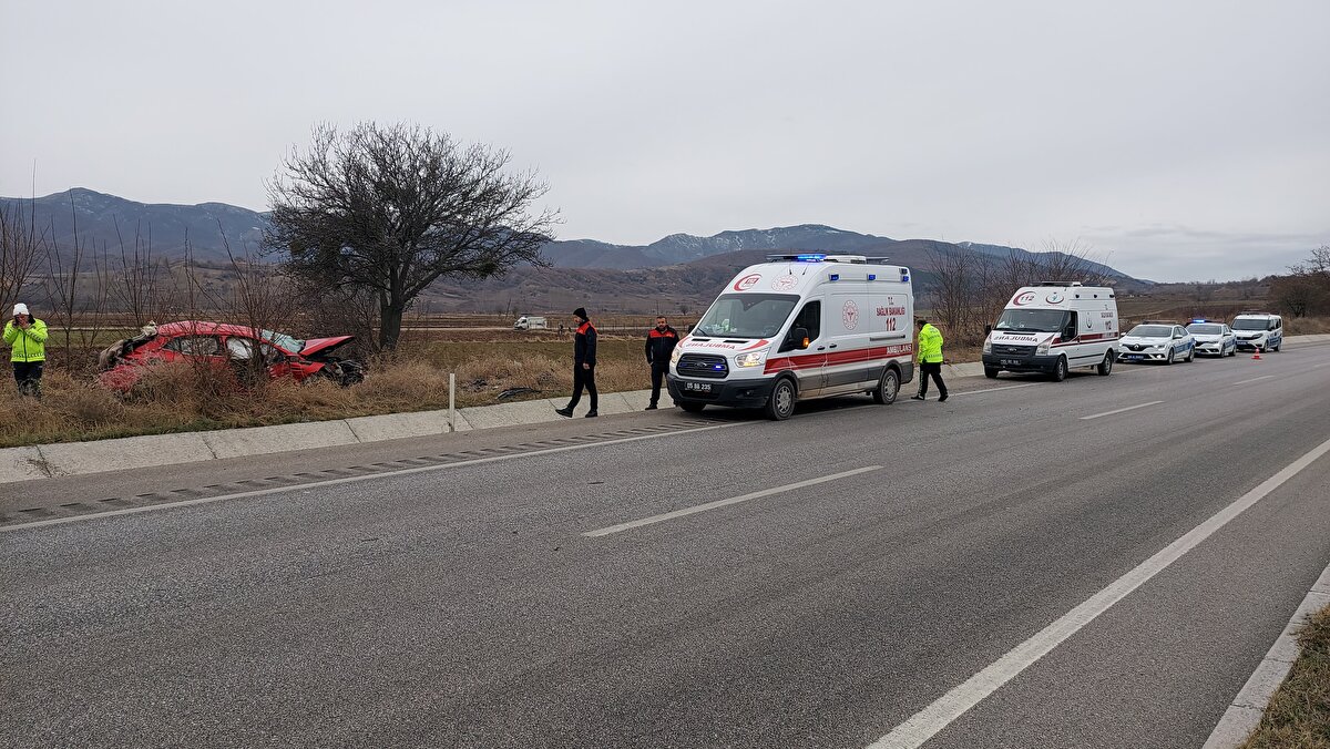 Kazada sürücü ile otomobilde bulunan bir kişi yaralandı. Yaralılar, sağlık ekiplerince Gümüşhacıköy Devlet Hastanesine kaldırıldı.<br>