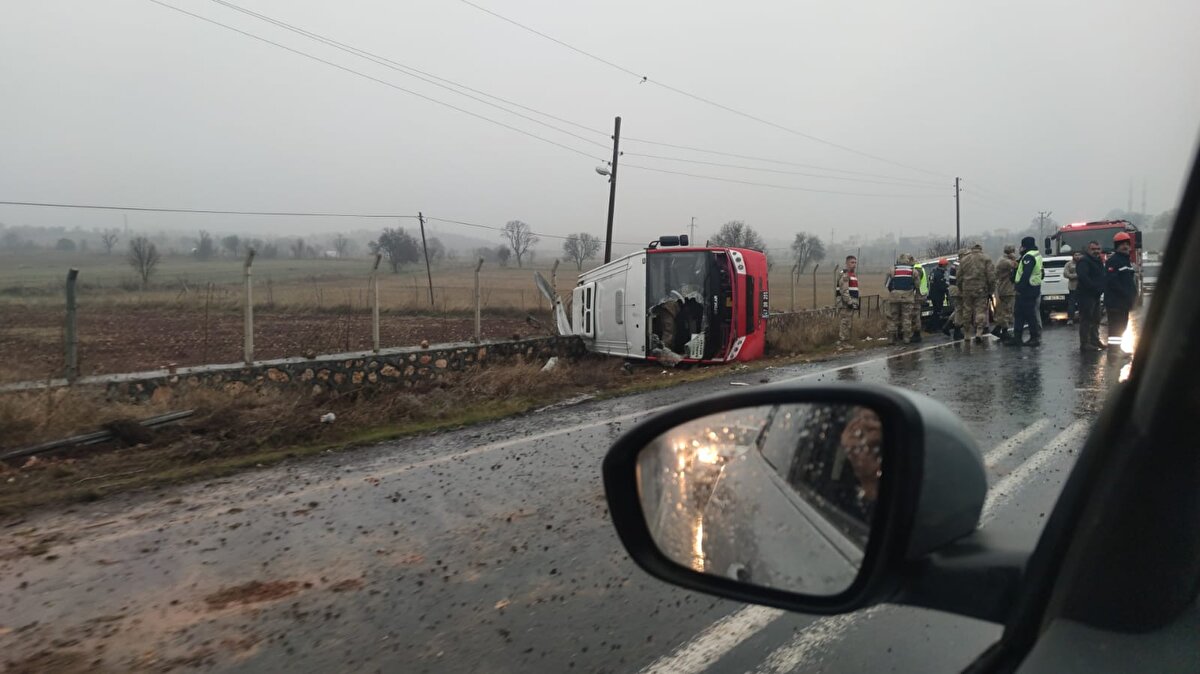Otobüste bulunan H.İ.Ç. (27), T.A. (29) ve A.E. (33), yaralandı. İhbarla kaza yerine sağlık, itfaiye ve jandarma ekipleri sevk edildi.