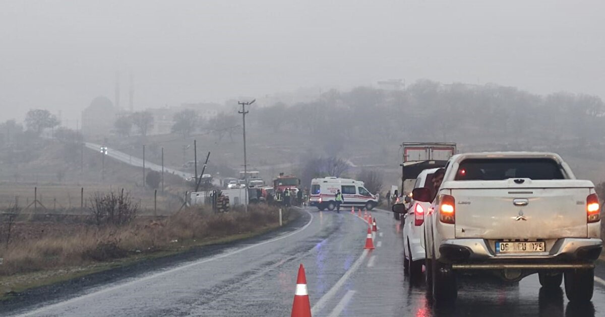 Mardin Büyükşehir Belediyesi'ne ait ilçeler arası yolcu taşımacılığı yapan otobüs, kent merkezinden Midyat ilçesine doğru seyir halindeyken Alıçlı Mahallesi mevkiinde sürücüsünün kontrolünü yitirmesiyle, sis ve yağış nedeniyle kayganlaşan yolda kontrolden çıkıp şarampole devrildi.