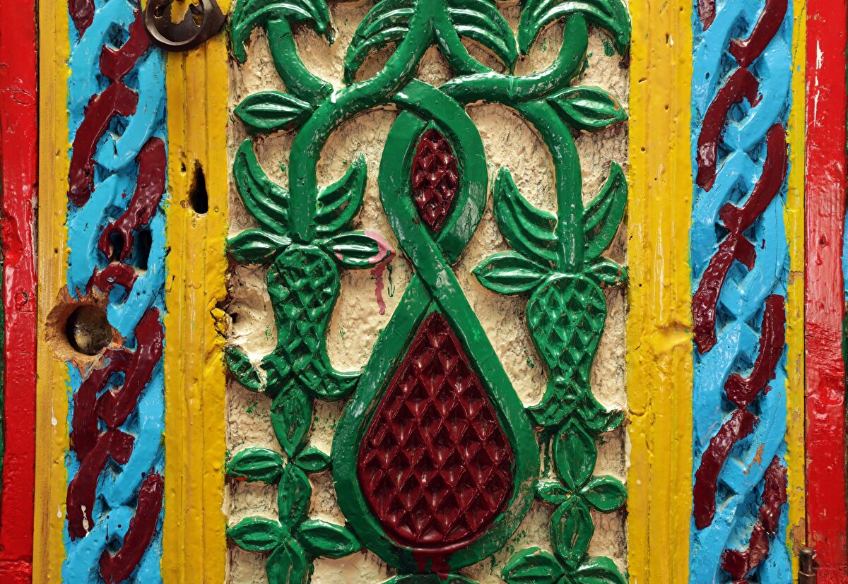 Odalar, kündekari tekniğiyle yapılmış süslemeleri, farklı mimarisi ve el emeği motifleriyle zamana direniyor.