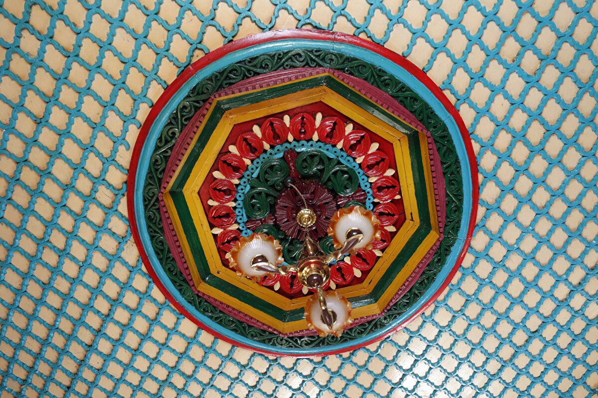 Kent merkezine 36 kilometre uzaklıktaki Sarıçiçek köyünde, 1873 yılında Hacı Ömer Ağa tarafından İpek yolu üzerindeki misafirleri ağırlamak için bir usta ve çırağına yaptırılan 50 metre aralıklı 2 köy odası, Türk mimarisinin erken örneklerini yansıtıyor.