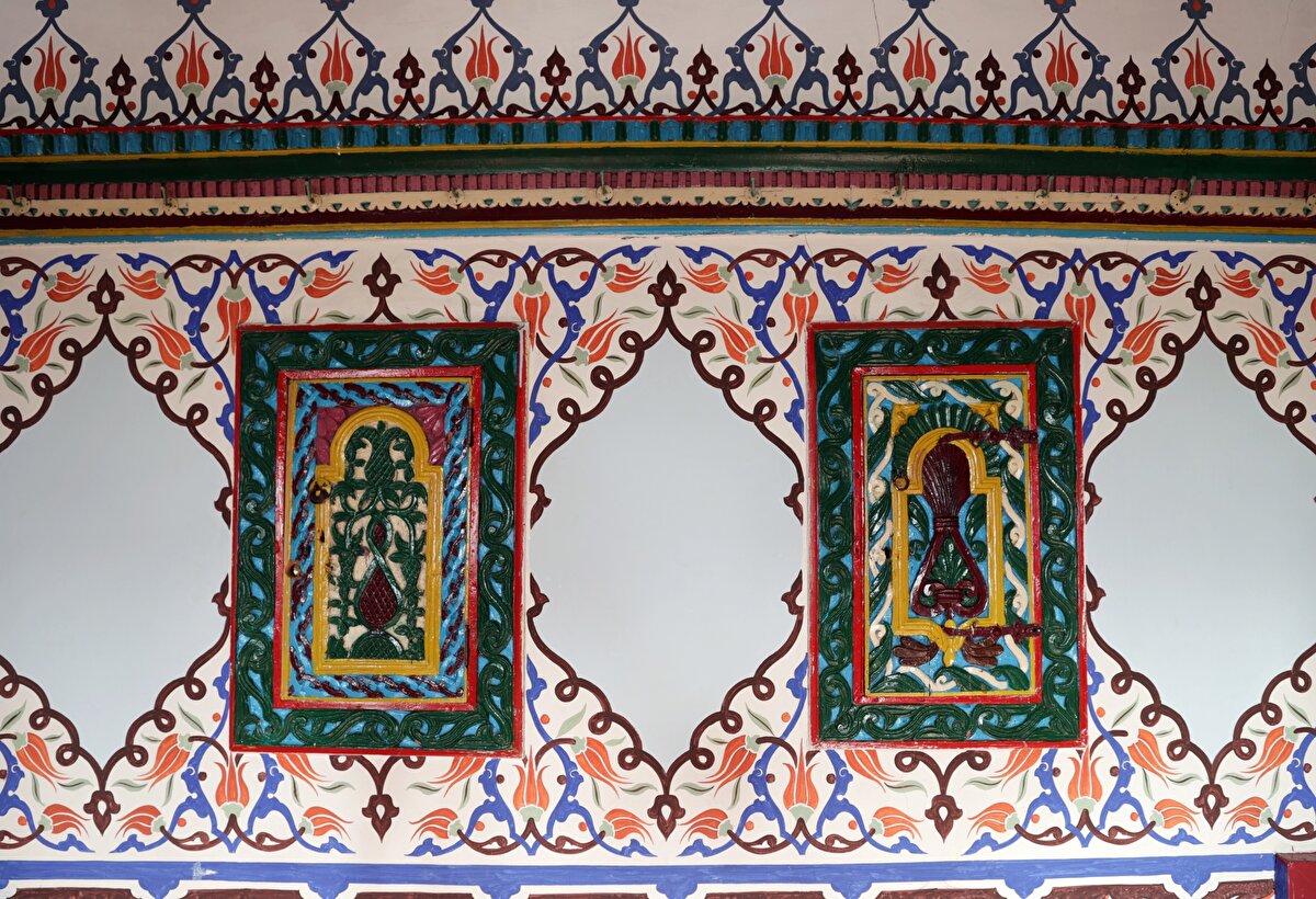 Köy odalarında sedir, tavan, dolap, ocak ve kahve köşkü gibi iç düzenlemeler bulunuyor.