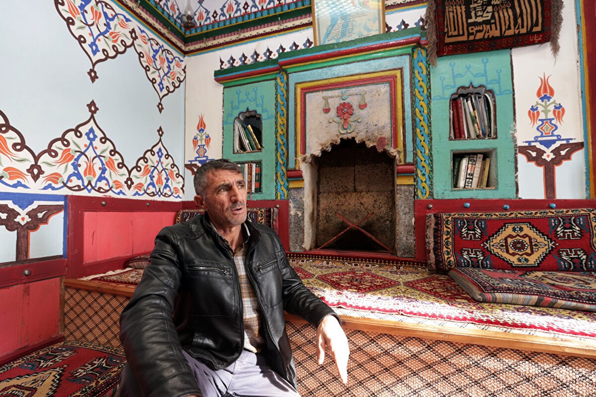 Köy sakinleri, odaların orijinal hallerinin korunduğunu ifade ederek, "Oturma alanlarındaki keçeler dahi o dönemlerden kalmadır." diyor.