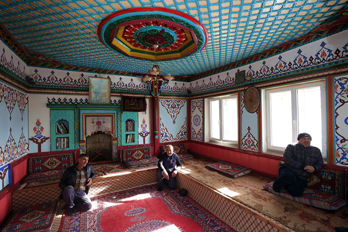 Gümüşhane'nin Sarıçiçek köyünde yapısıyla Türk mimarisinin erken dönem örneklerini sergileyen 1,5 asırlık köy odaları, mimarisi ve ahşap süslemeleriyle ilgi görüyor.