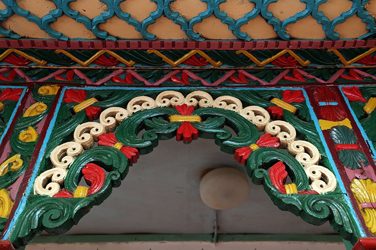 Usta ve çırağının birbirini görmeden yaklaşık 3 yılda tamamladığı, zengin motif ve süslemelerin göze çarptığı odalar, süslemelerin uyumu, kullanılan renklerin canlılığı, ahşap işlemeler ve dekorların kündekari tekniğiyle yapılmış olmasıyla dikkati çekiyor.