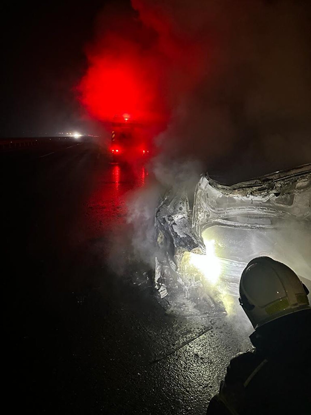 İstanbul'dan İzmir istikametine ilerleyen Muhammet Emin Hakimoğlu (20) yönetimindeki otomobil, önünde seyir halinde olan Burhan Uslu (32) yönetimindeki Almanya plakalı otomobile arkadan çarptı.