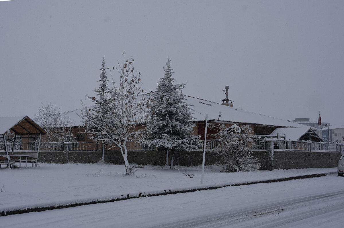 Karla mücadele ekipleri, yolların kapanmaması için çalışma başlattı.