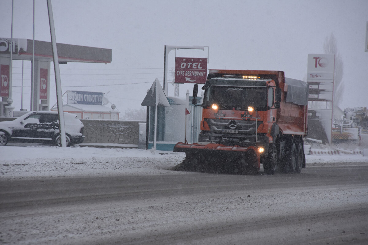 Bölge halkı, kent merkezinde yağan kar altında yürürken, yağış ve sisin etkili olduğu Bitlis-Tatvan arasındaki Rahva bölgesinde görüş mesafesi yer yer 5 metreye kadar düştü.<br>