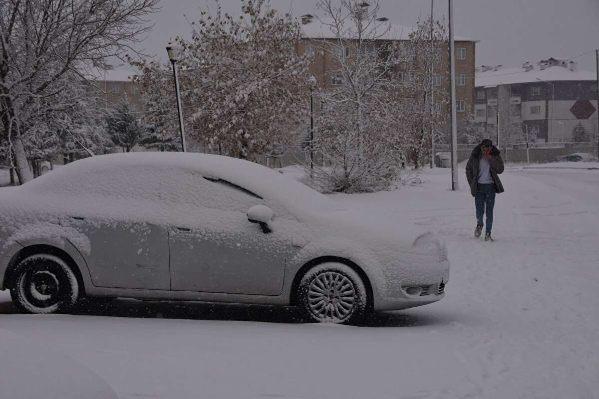 Polis ekipleri, sis ve buzlanmadan dolayı sürücülere dikkatli olmaları yönünde uyarılarda bulundu.<br>