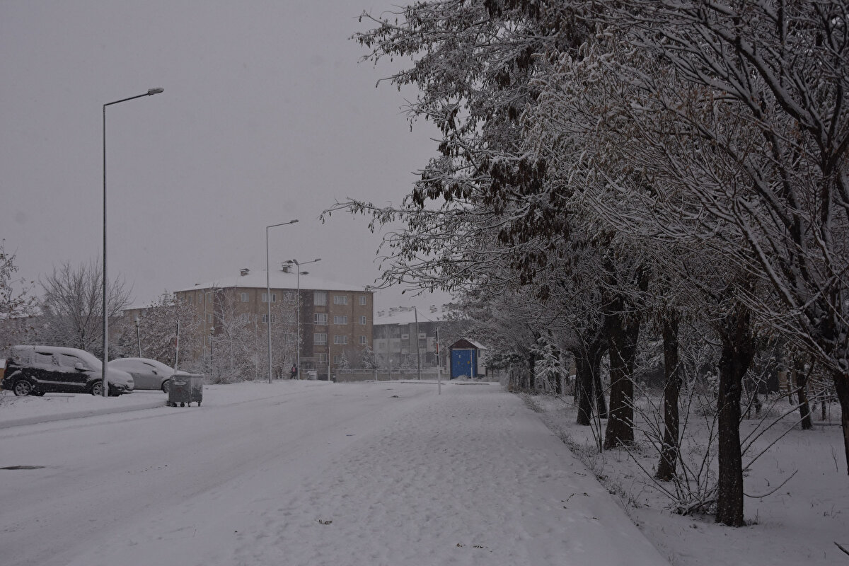 Yağışın etkili olduğu bölgelerde sürücüler zaman zaman zor anlar yaşadı.<br>