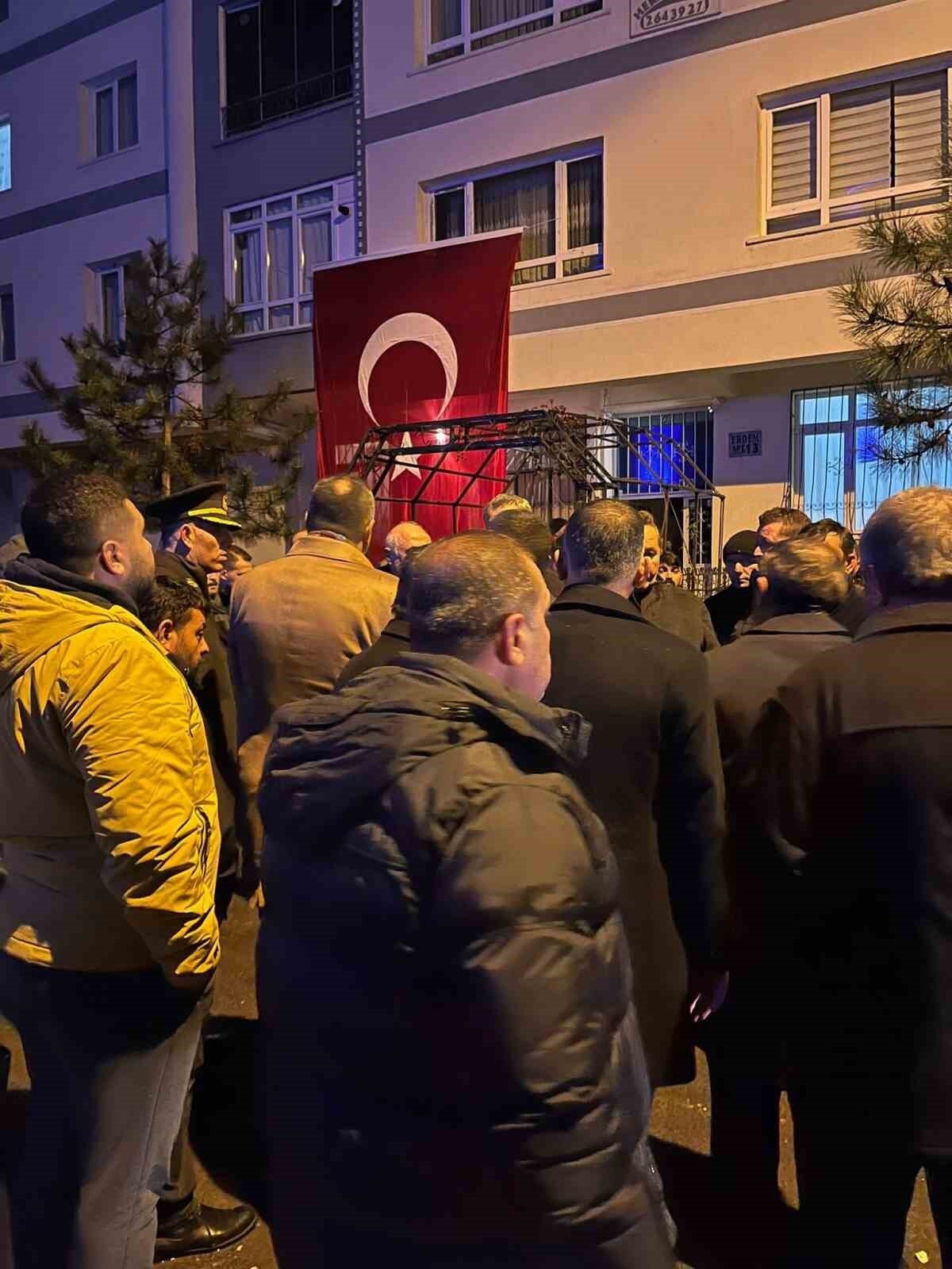 Pençe-Kilit Harekatı bölgesinde şehit olan Piyade Sözleşmeli Er Semih Yılmaz’ın acı haberi Ankara’da bulunan annesine verildi.