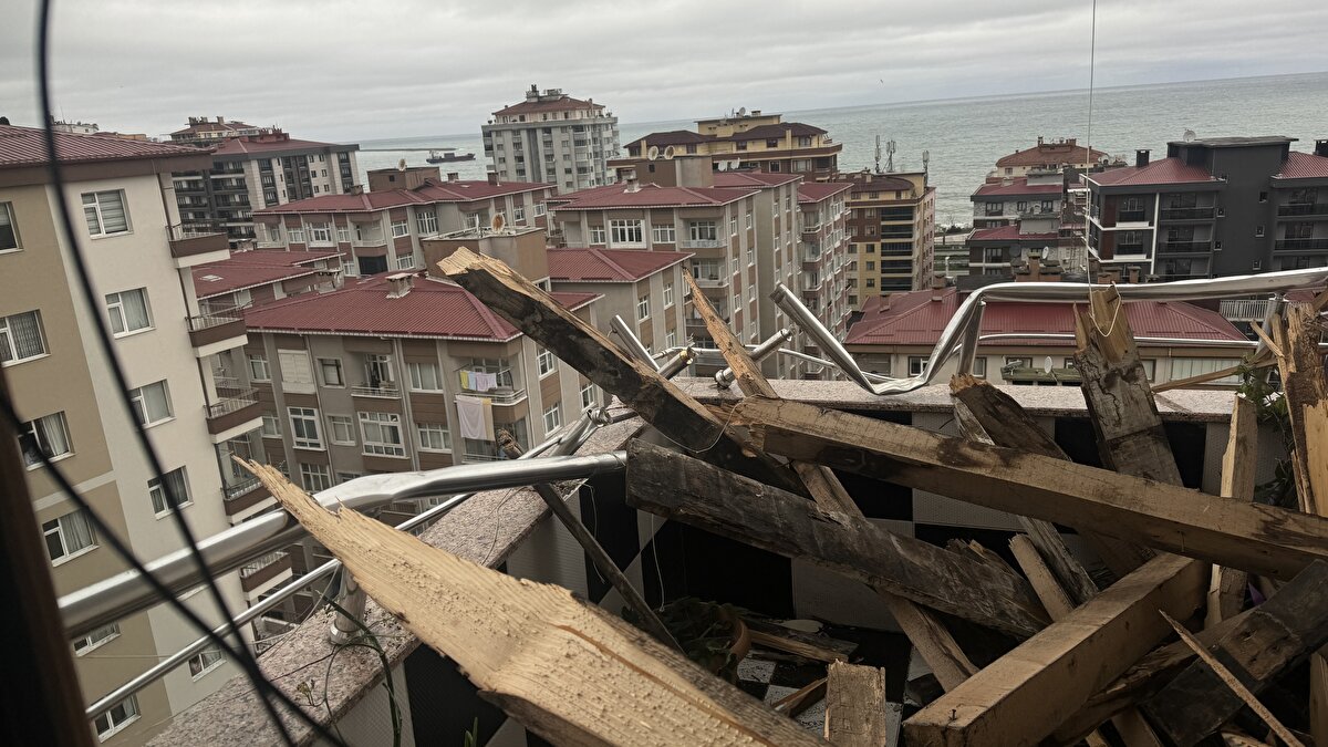 İtfaiye ekipleri, binaların balkon ve dış cephelerinde asılı kalan çatı parçalarını indirdi.