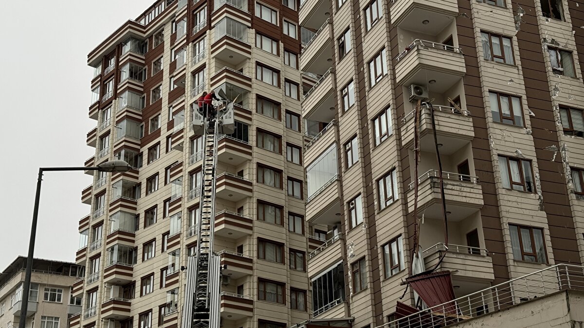 İl merkezinde etkili olan rüzgar nedeniyle Gülbahar Mahallesi'nde bulunan Sarıhan Sitesi'ndeki bir binanın çatısı uçarak Yılmaz Apartmanı'na çarptı.