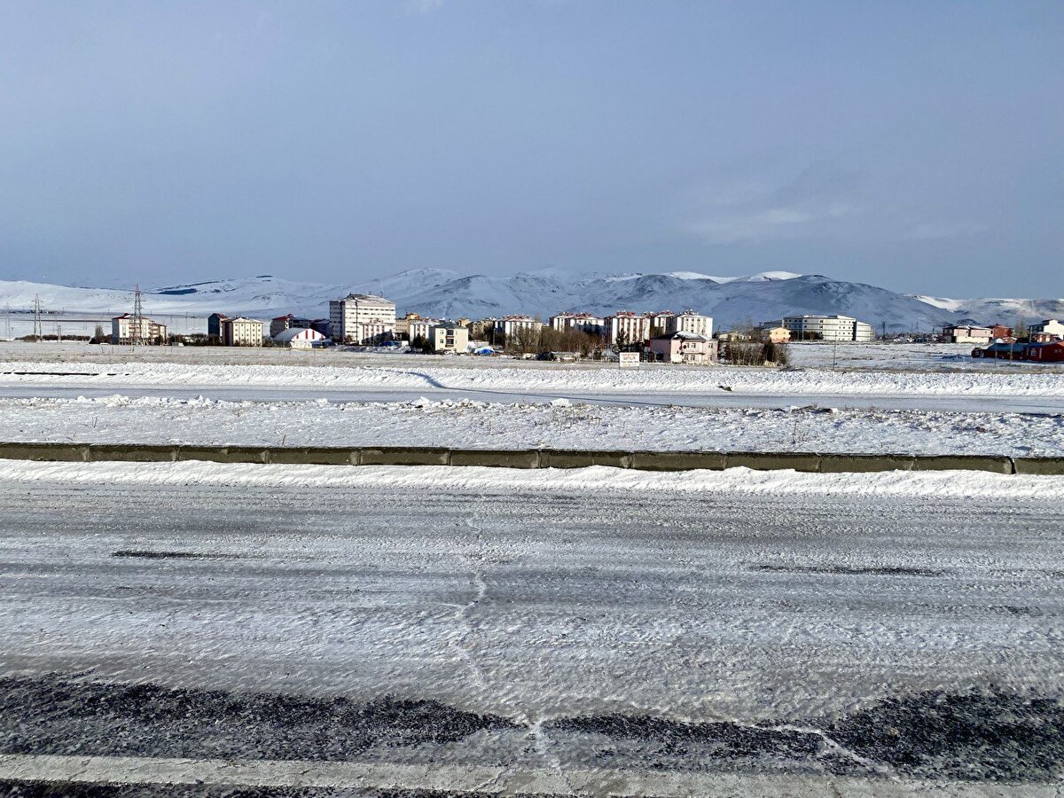 Ardahan'da kar yağışı ve buzlanma etkili oldu. Kent merkezinde soğuk nedeniyle buzlanma oluştu, yol ve kaldırımlar buzla kaplandı.