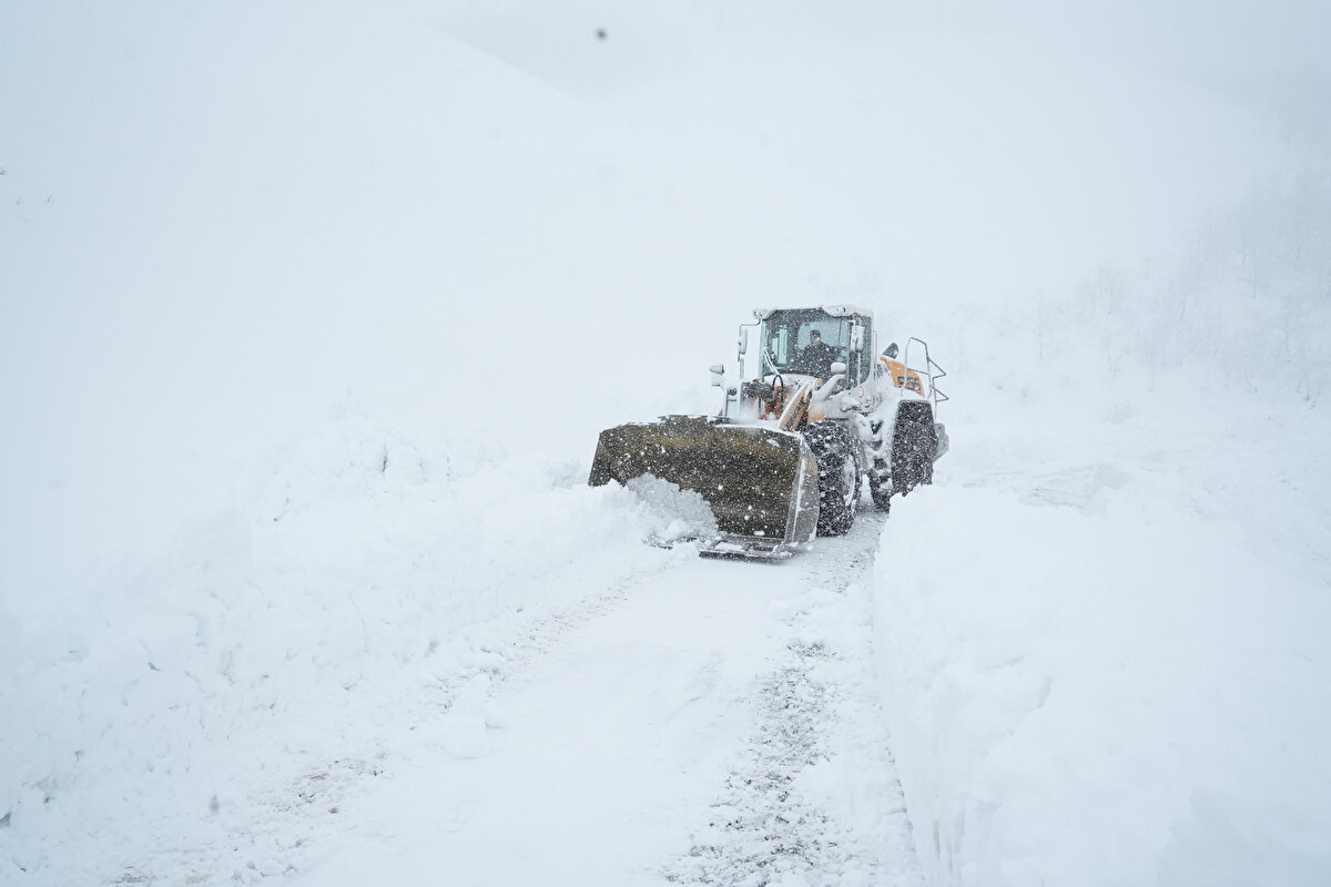 Muş'ta, dünden bu yana etkili olan yağış sonucu kar kalınlığı yer yer 1 metreye ulaştı.