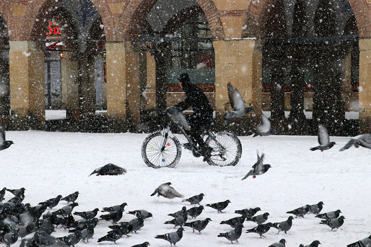 Kastamonu kent merkezinde kar etkisini artırdı. Sabah saatlerinde yoğunlaşan kar nedeniyle kent beyaz örtüyle kaplandı.