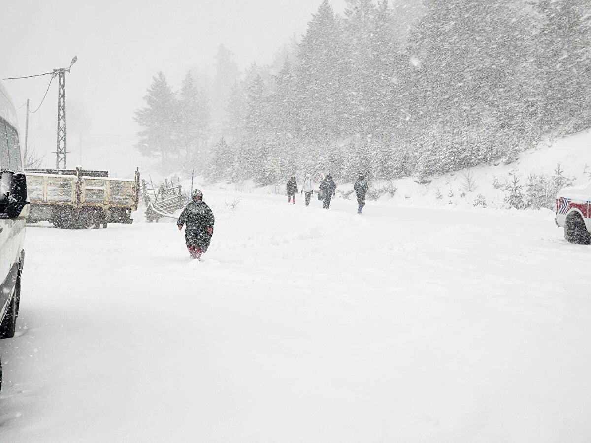 Gümüşhane ve ilçelerinde de soğuk hava ve kar yağışı etkili oldu.