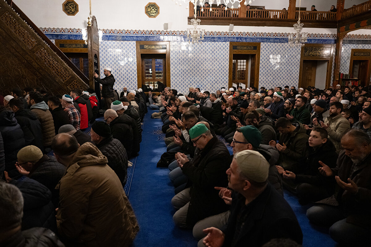 Şehit olan Mehmetçiklerimiz için sabah namazında dua edildi.