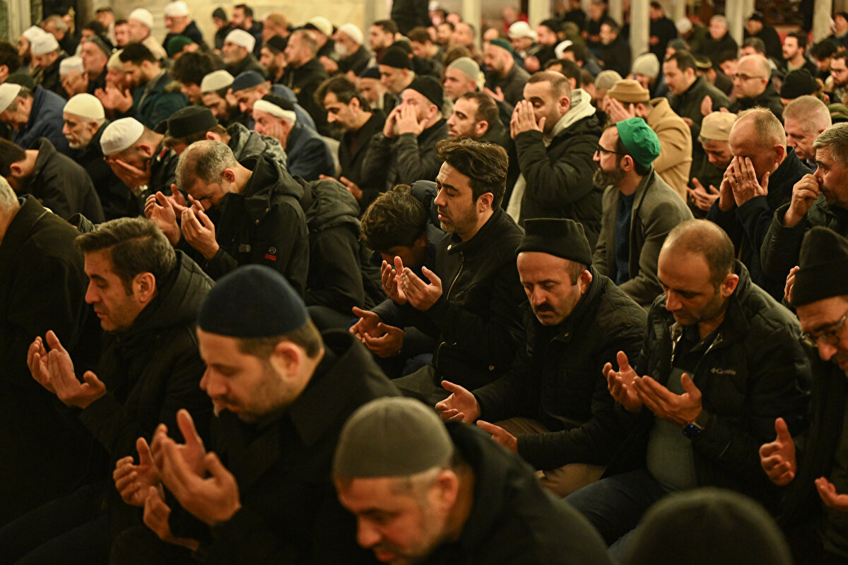 Vatandaşlar namazın ardından şehitlerimiz için dualar etti.