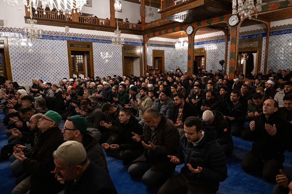 Ankara'da Hacı Bayram-ı Veli Camisi'nde, Irak'ın kuzeyindeki Pençe-Kilit Harekatı bölgesinde teröristlerle çıkan çatışmada şehit olan askerlerimiz anıldı.