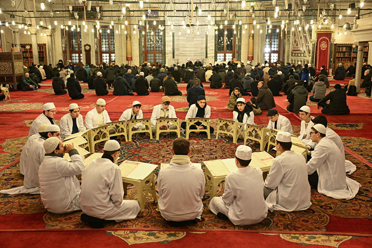 İstanbul Fatih Camisi'nde, Kur’an-ı Kerim okunmasının ardından sabah namazı kılındı. 