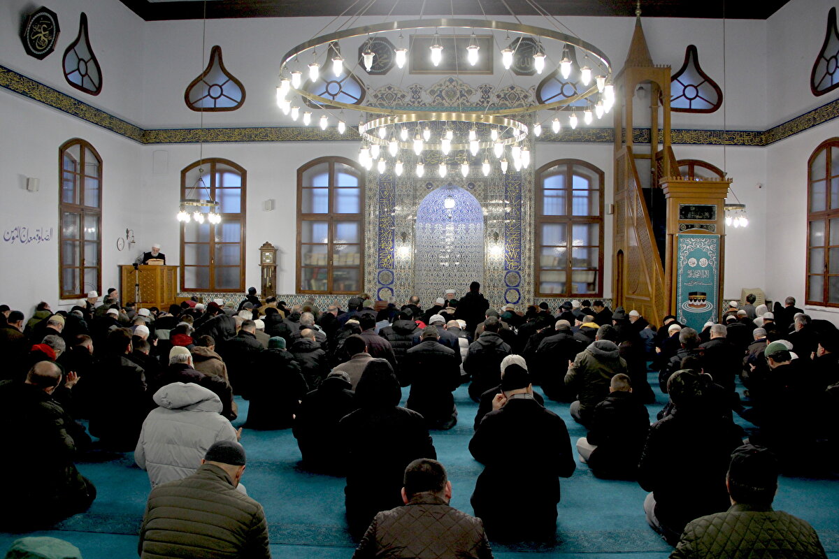 Sakarya'daki tarihi Orhan Camisi'nde de askerler için sabah namazında dualar edildi.